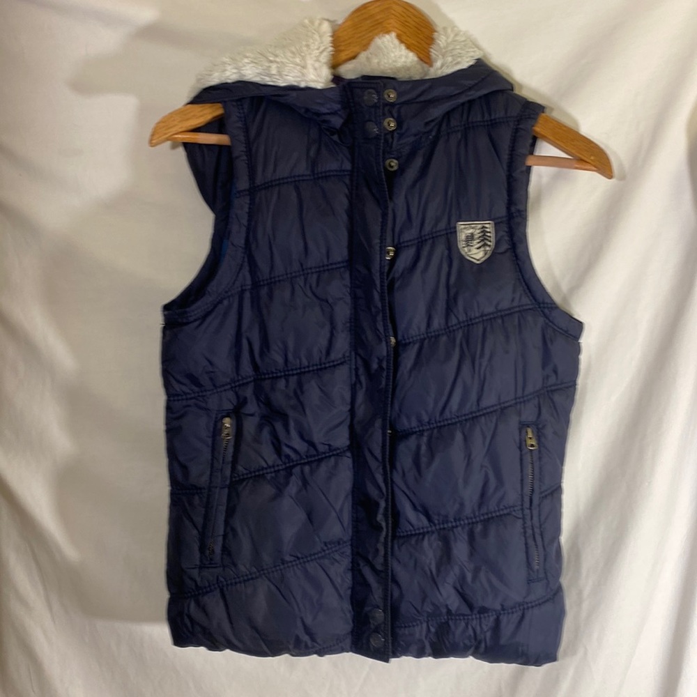 Woman’s zip up puffer vest size S/P